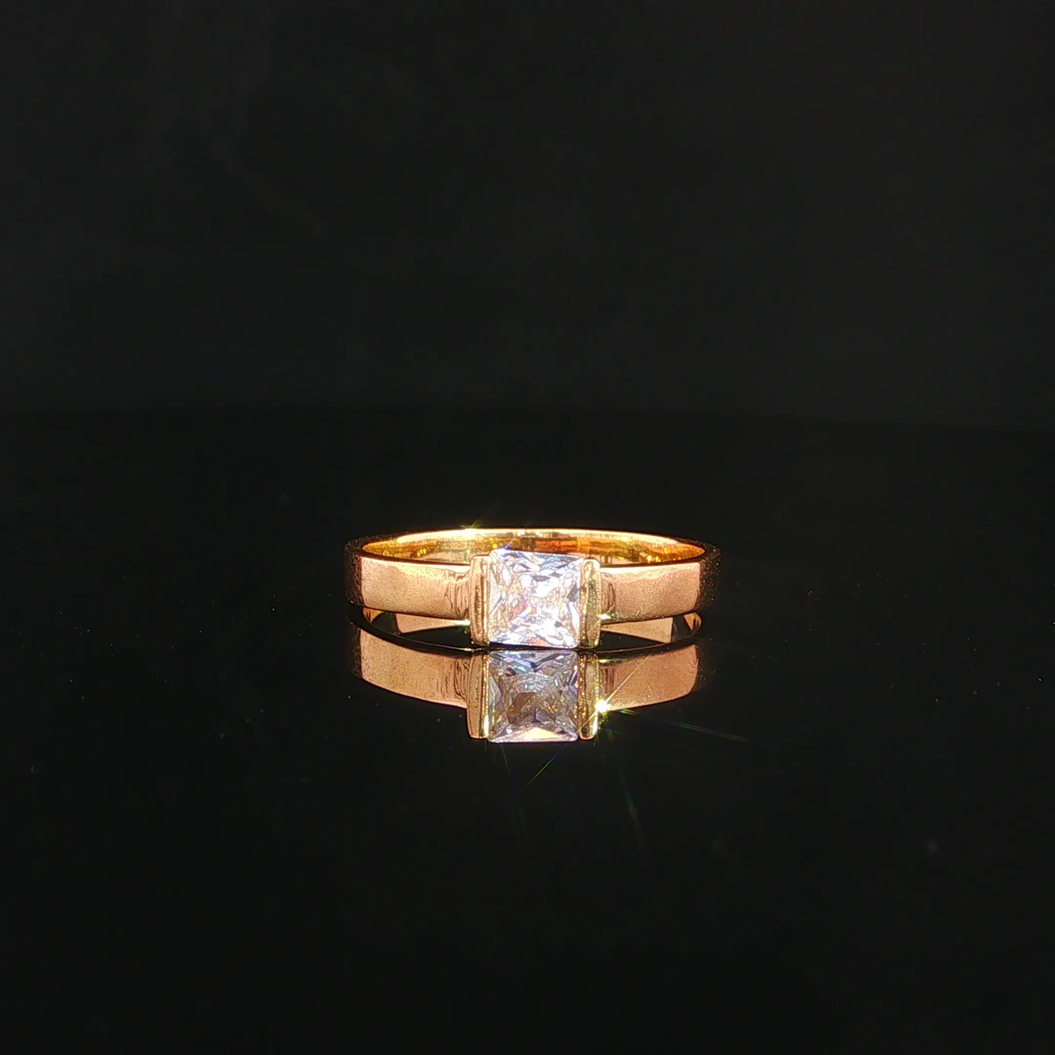 ANILLO SOLITARIO CUADRADO ORO AMARILLO