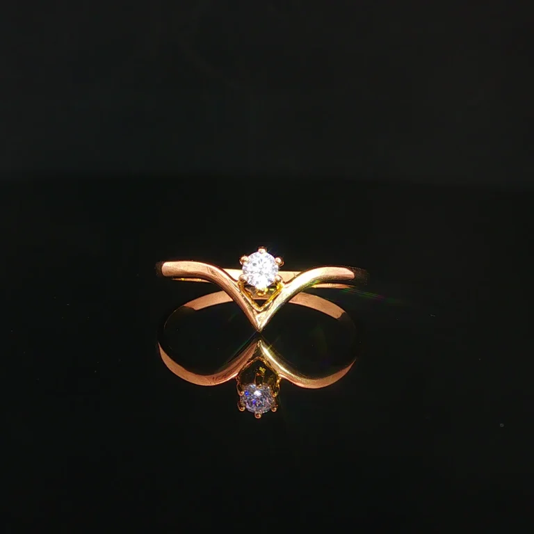 ANILLO SOLITARIO EN V ORO AMARILLO