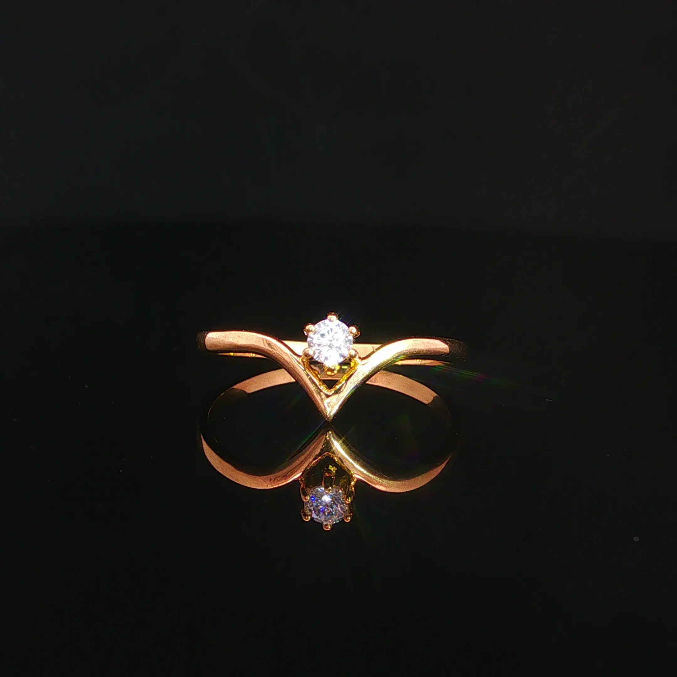 ANILLO SOLITARIO EN V ORO AMARILLO