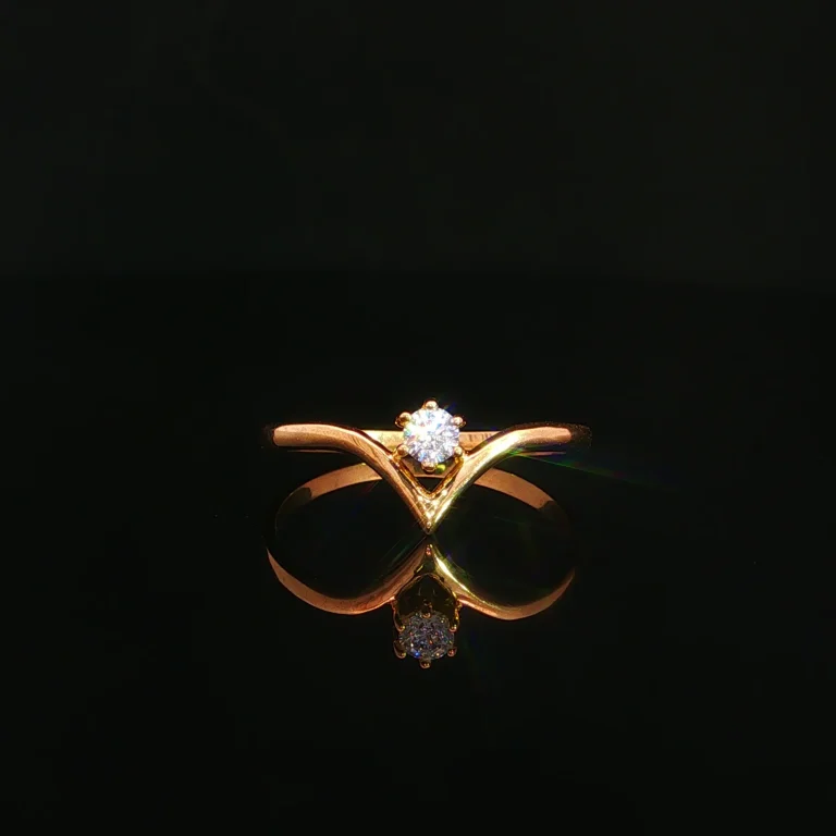 ANILLO SOLITARIO EN V ORO AMARILLO