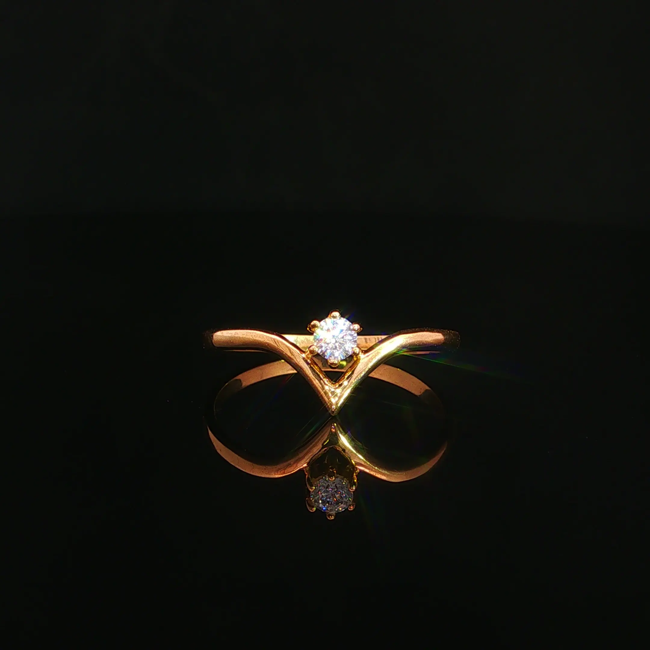 ANILLO SOLITARIO EN V ORO AMARILLO