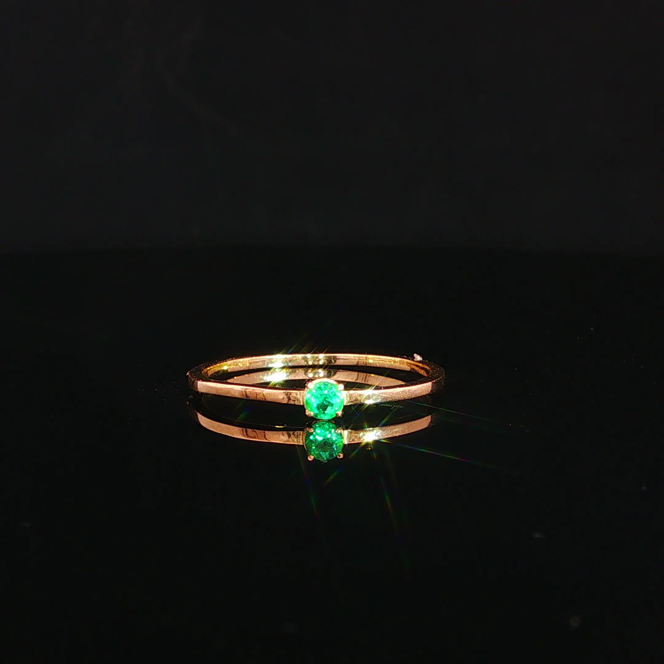 ANILLO SOLITARIO ESMERALDA ORO AMARILLO
