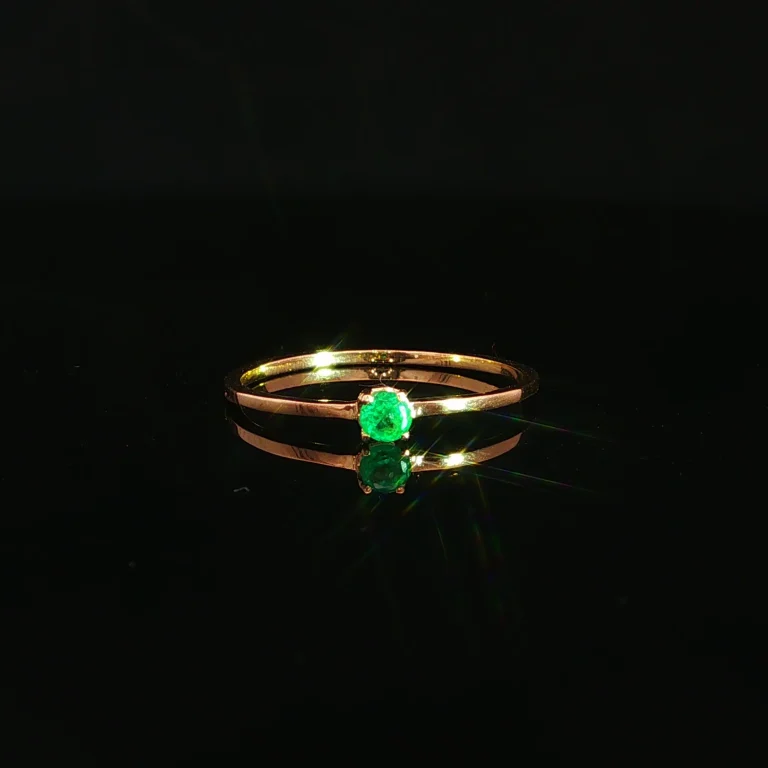 ANILLO SOLITARIO ESMERALDA ORO AMARILLO