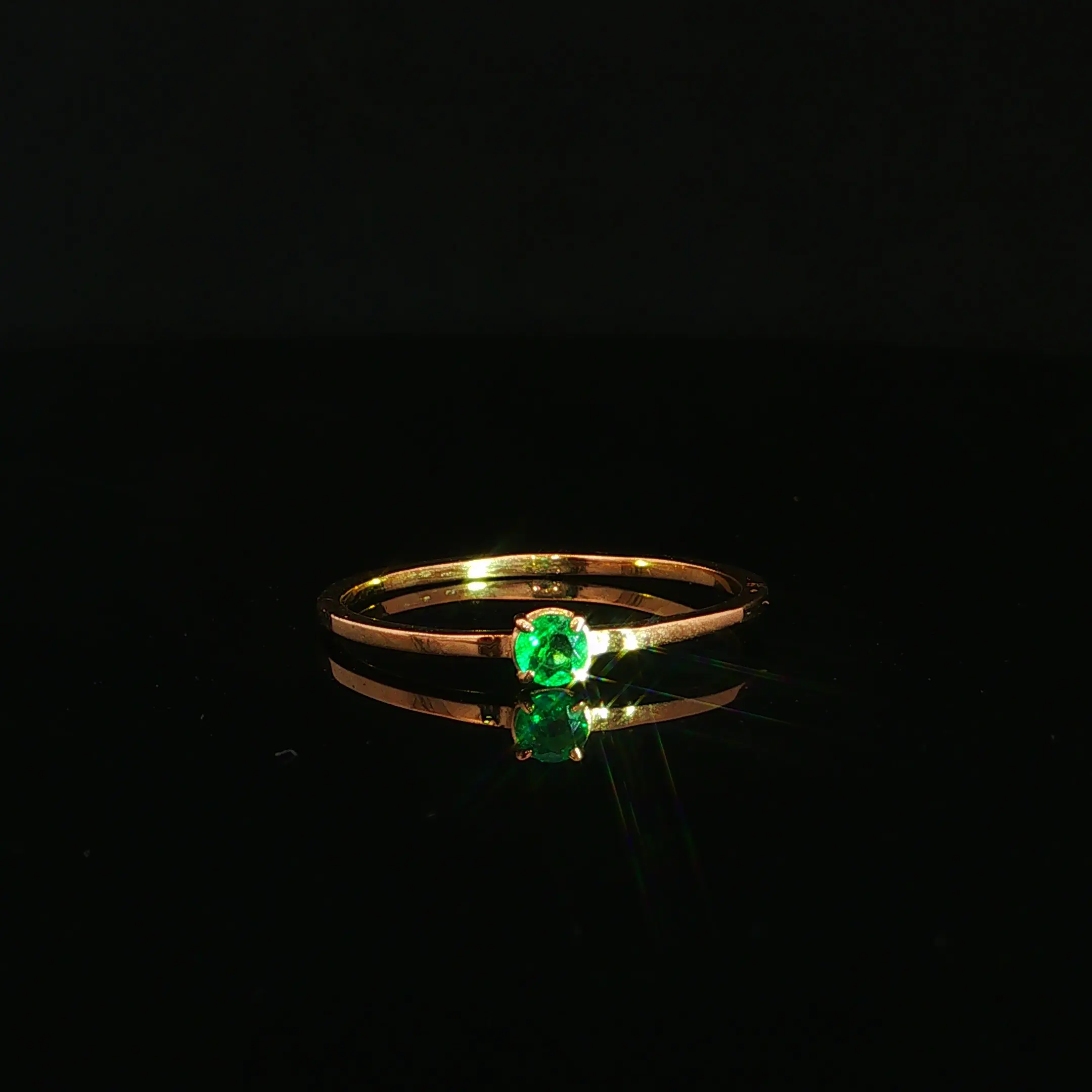 ANILLO SOLITARIO ESMERALDA ORO AMARILLO